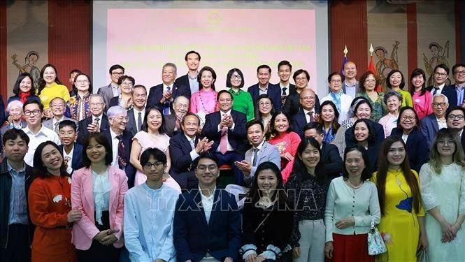 范明正总理和夫人与旅法侨胞和大使馆工作人员合影。