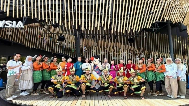 越南展馆与马来西亚展馆联合举办文化艺术交流活动。