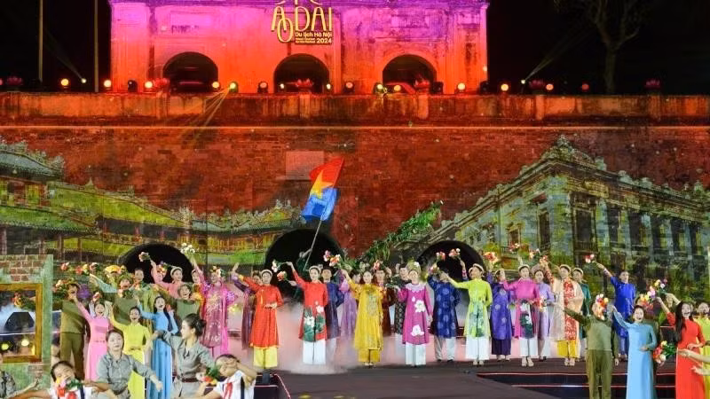 以“河内-奥黛精华”为主题的2024年河内旅游奥黛节。 （世大 摄）