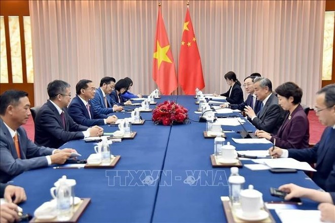 越南政府副总理兼外交部长裴青山同中国外交部长王毅举行会谈。（图片来源：越通社）