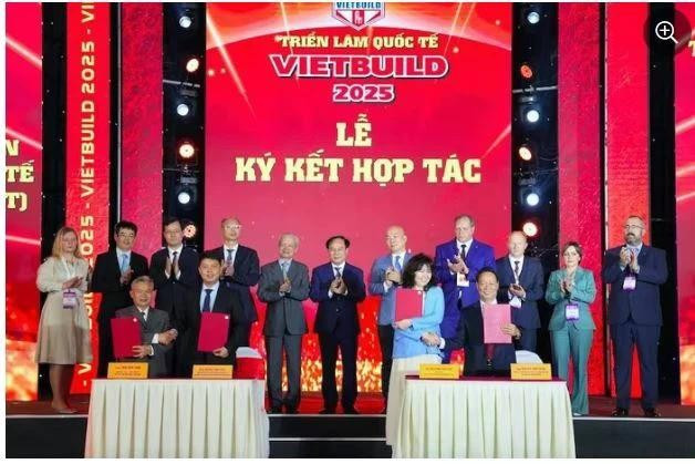 展会框架内的合作协议签署仪式。（图片来源：Baomoi.com）