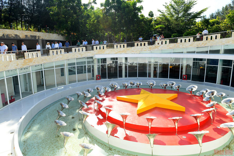 《人民报》社代表团敬香缅怀鬼鹿角礁战士（组图） ảnh 7