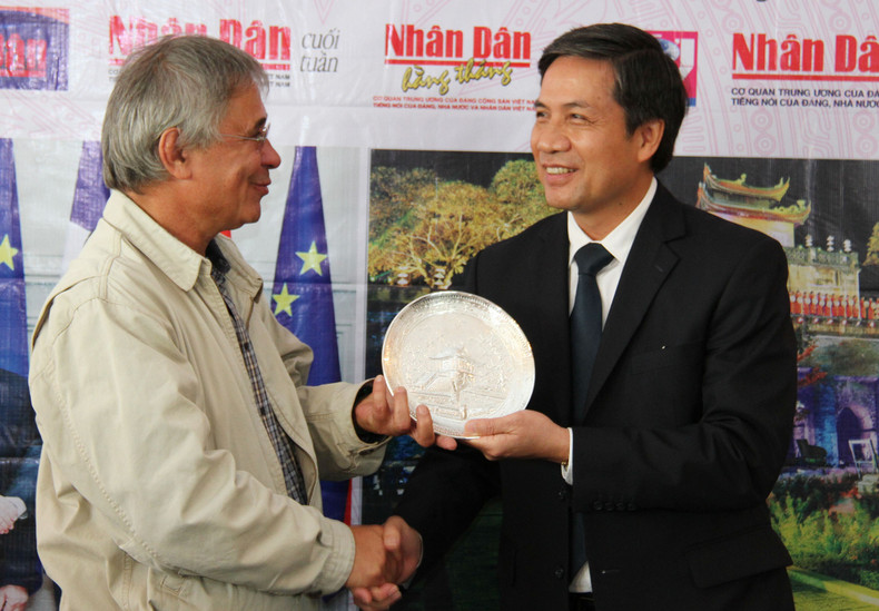 越南《人民报》社展位亮相2018年法国《人道报》节 ảnh 3 越南《人民报》社展位亮相2018年法国《人道报》节 ảnh 3