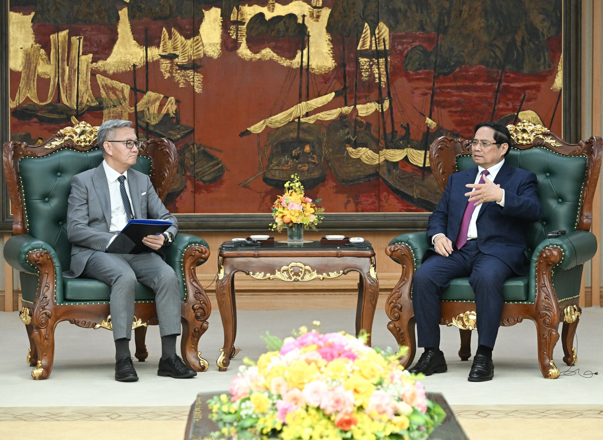 越南政府总理范明正会见老挝外交部长通沙万·丰威汉。