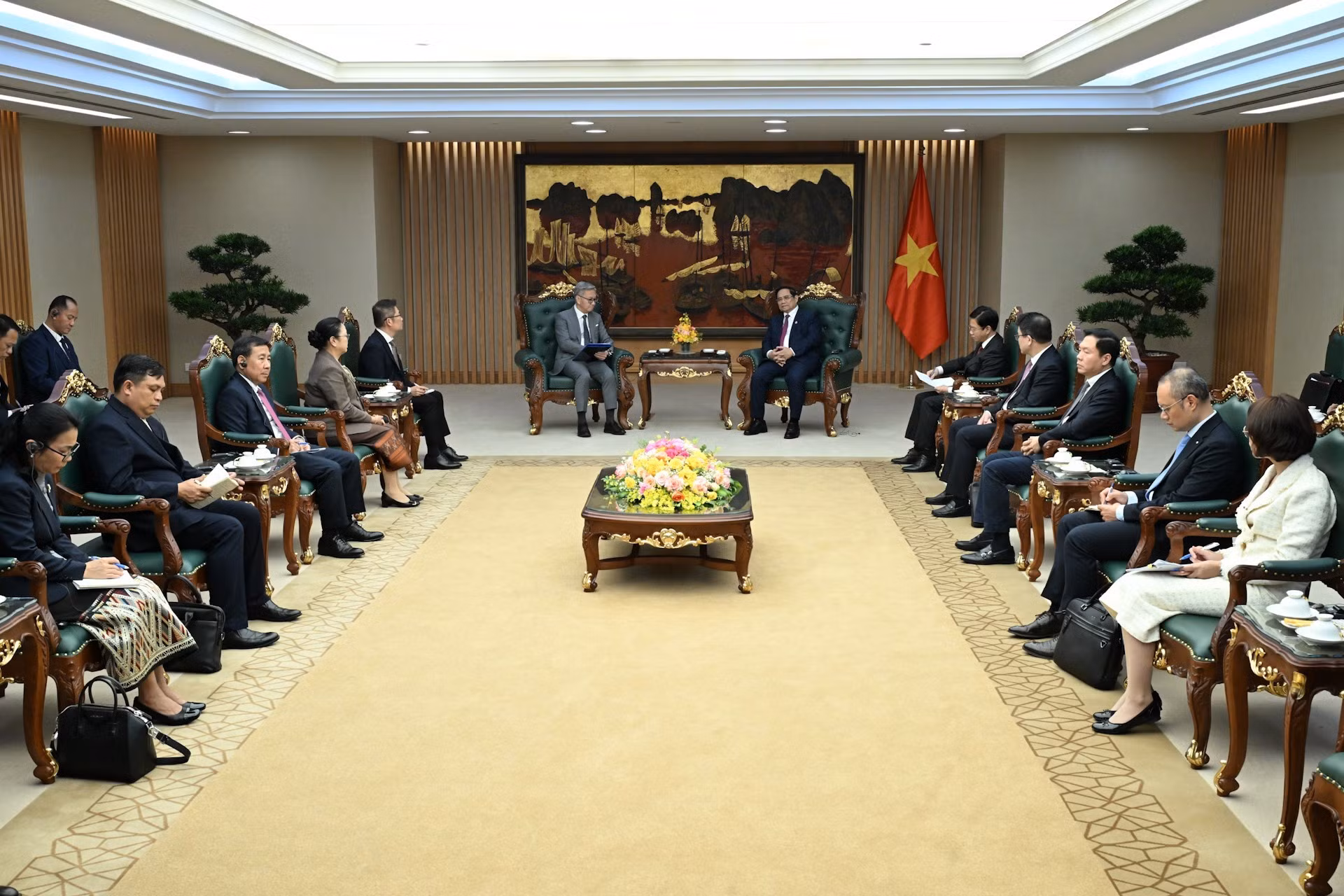 越南政府总理范明正会见老挝外交部长通沙万·丰威汉。