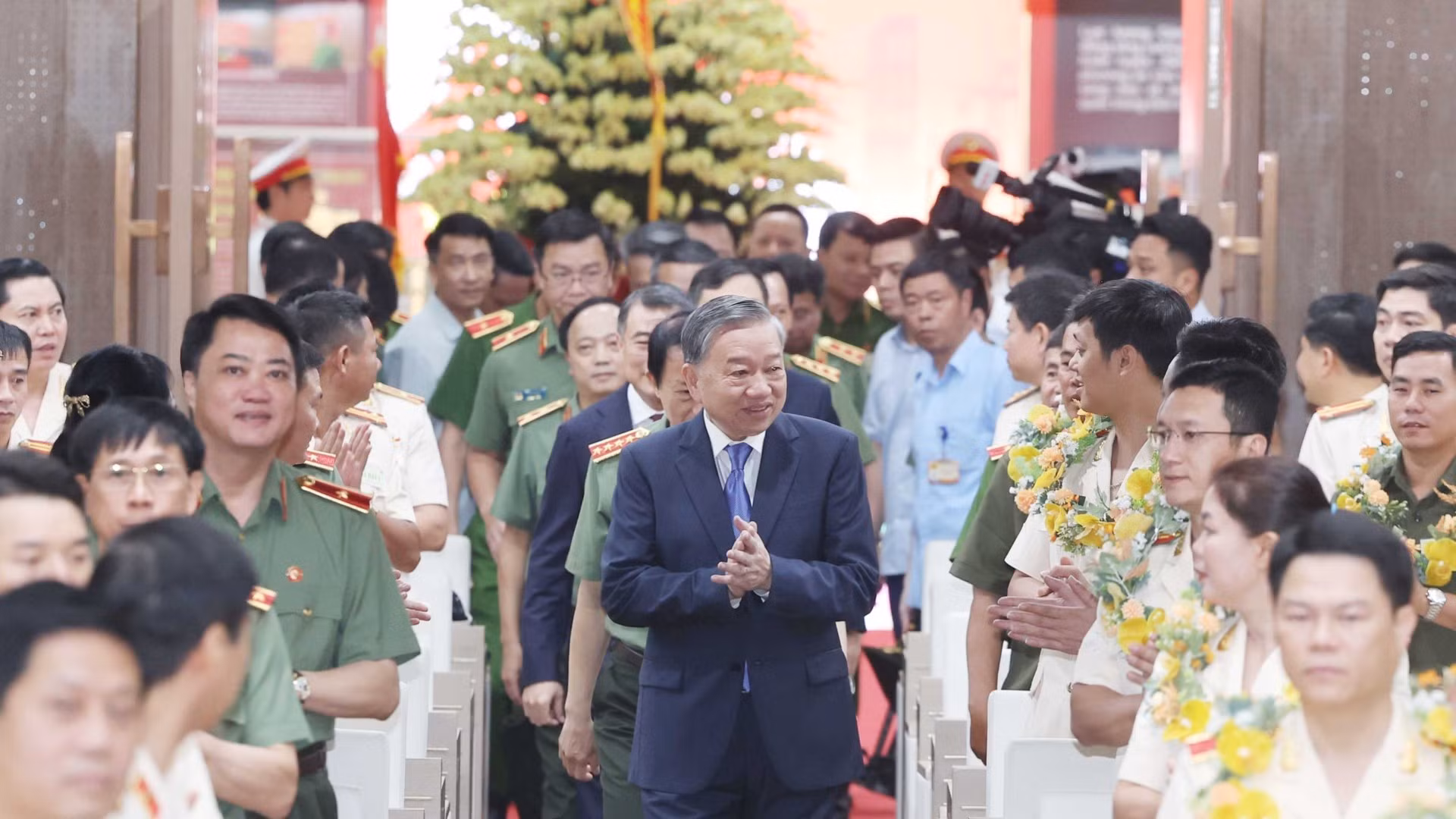 苏林总书记会见出席第九次“致力于祖国安全”竞赛大会的典范代表【组图】