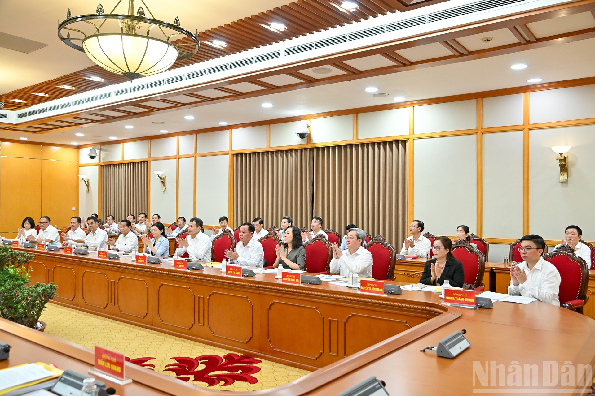 同奈省省委常委会各位代表出席会议。 同奈省省委常委会各位代表出席会议。