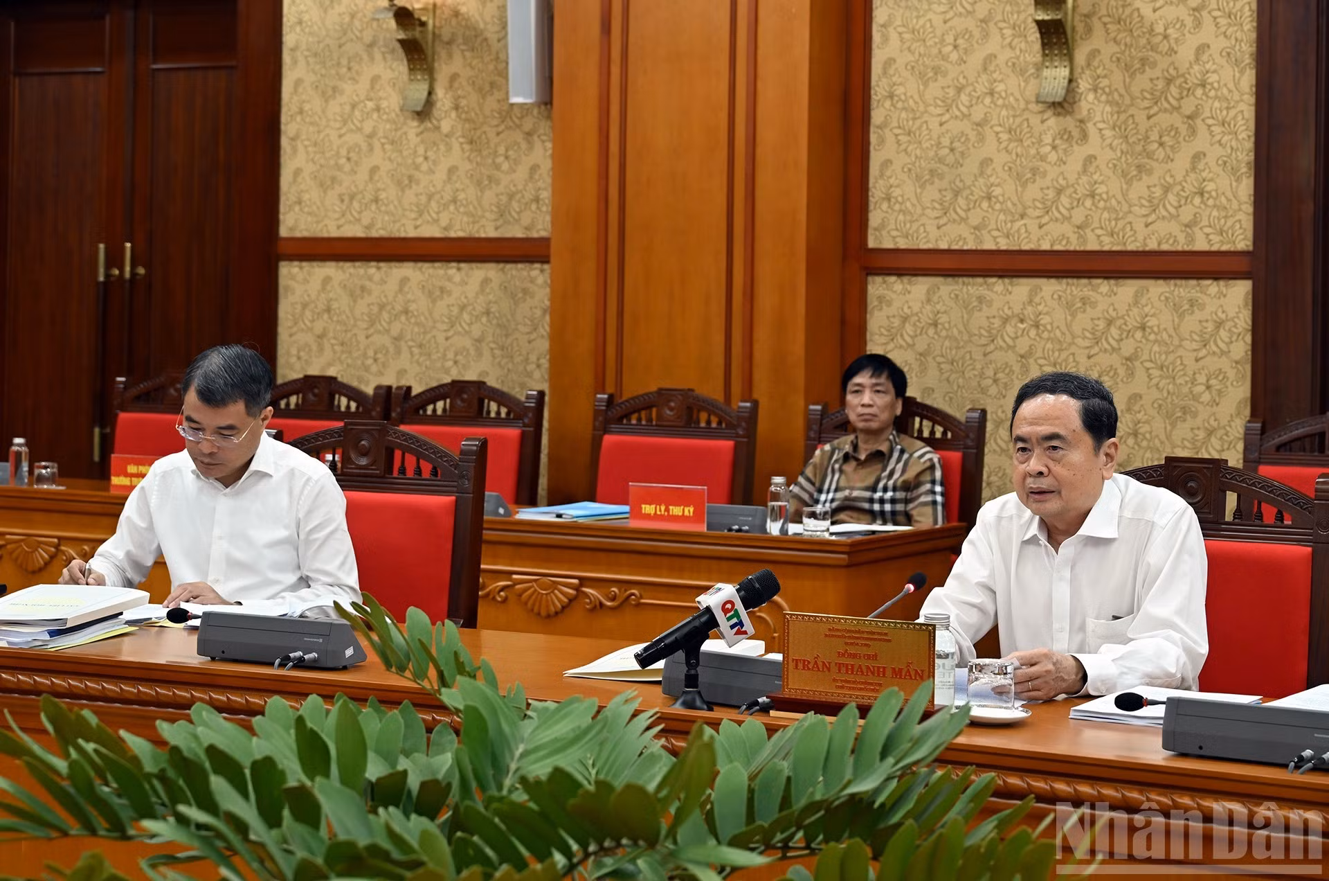 国会主席陈青敏在会上发表结论性讲话。