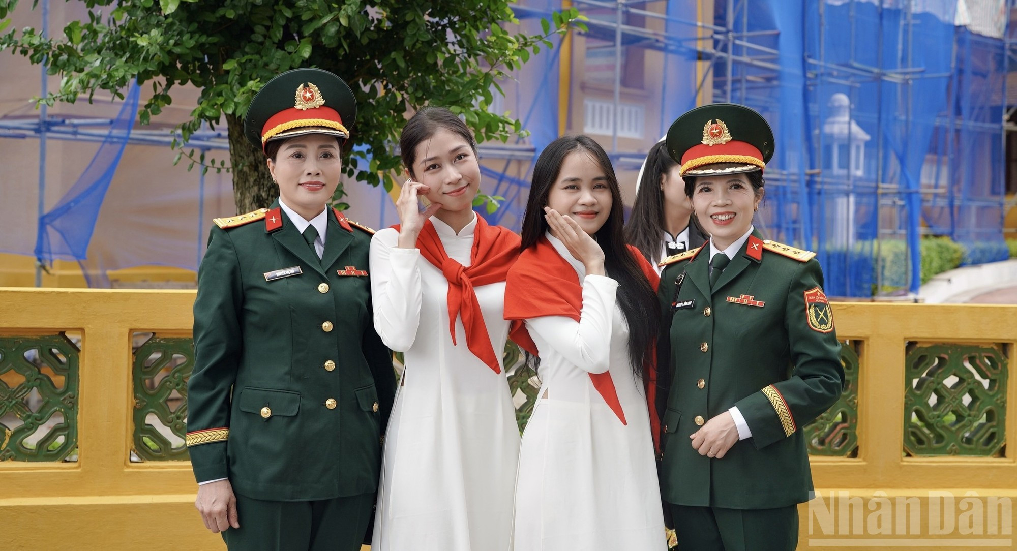 来自宁平、兴安、北宁等其他省份的许多人也涌向巴亭广场。