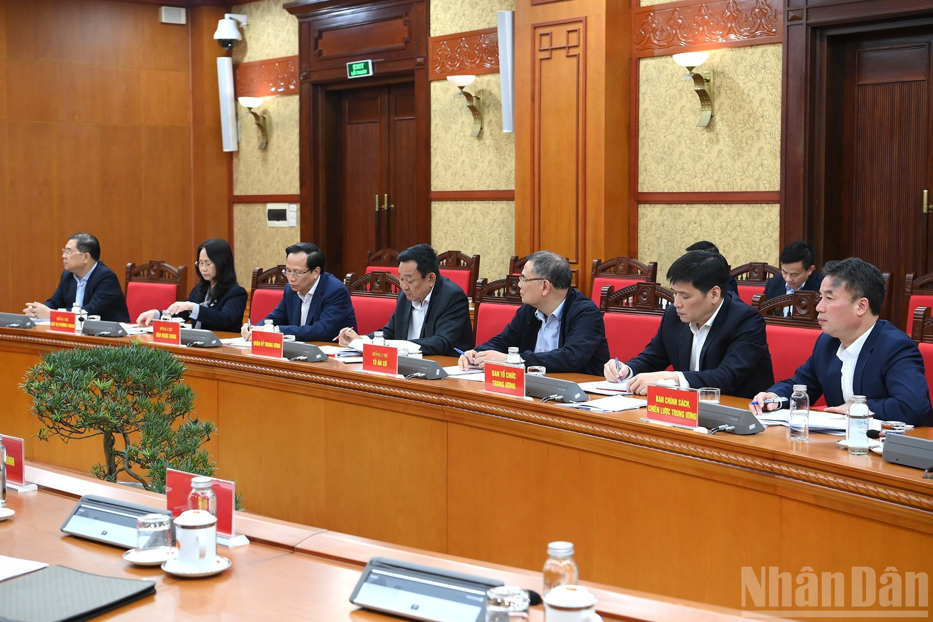 各位代表出席会议。