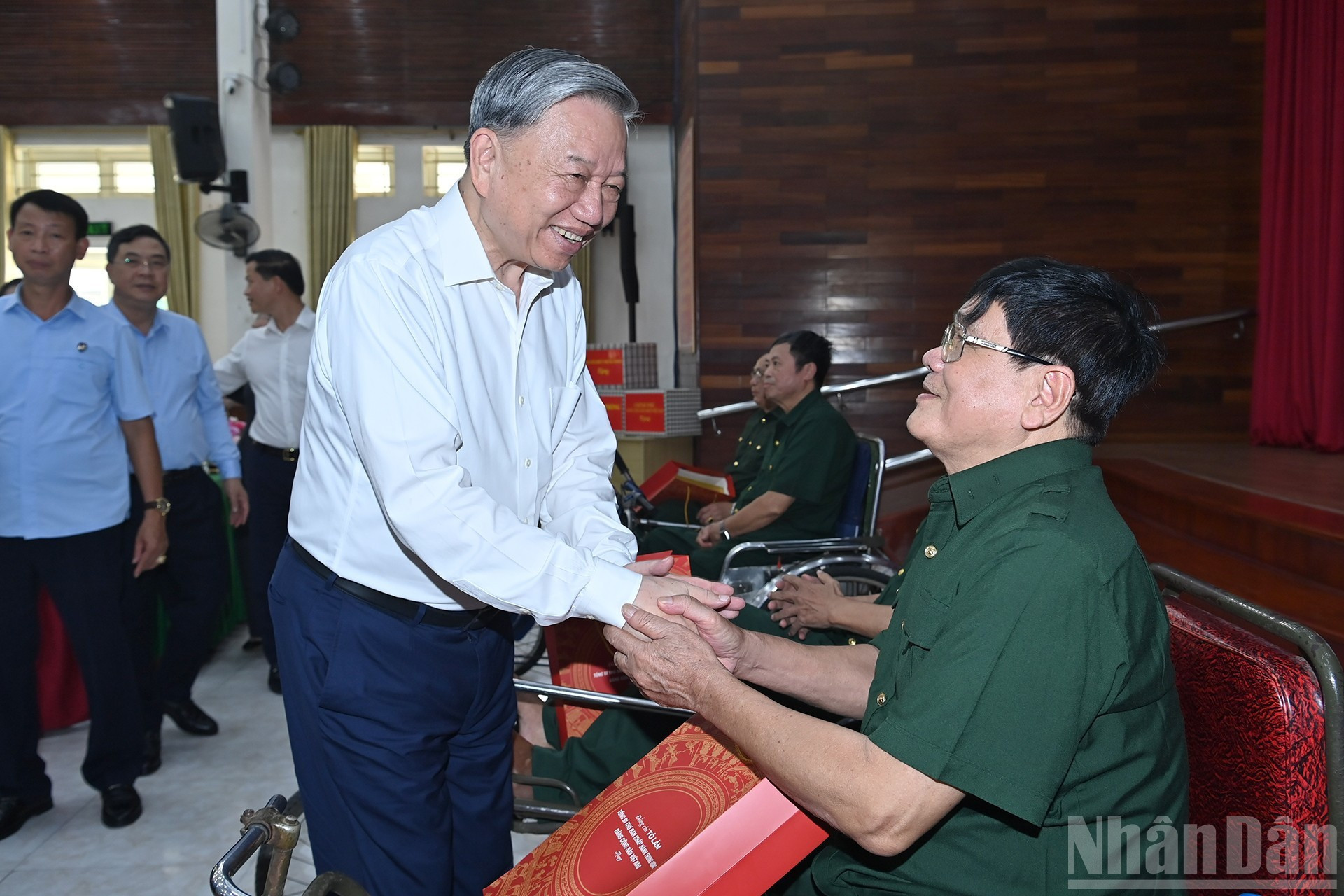 苏林总书记向正在顺成荣军治疗中心疗养的荣军赠送慰问品。 苏林总书记向正在顺成荣军治疗中心疗养的荣军赠送慰问品。