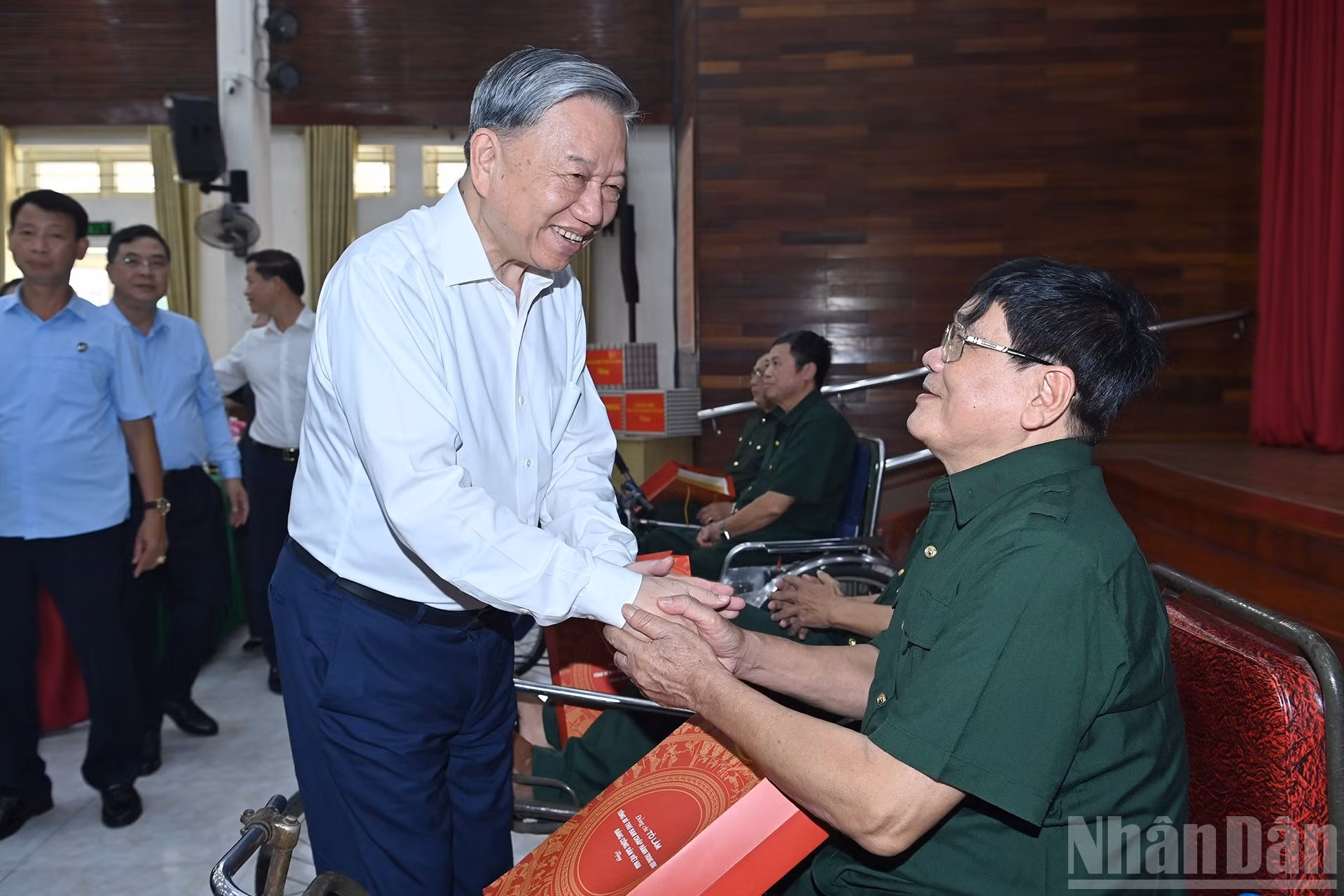 苏林总书记向正在顺成荣军治疗中心疗养的荣军赠送慰问品。