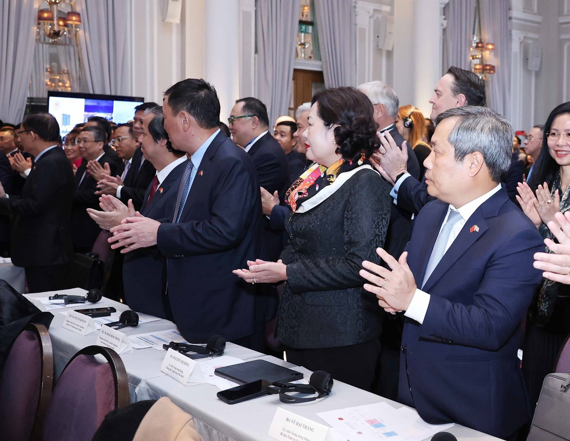 出席越英高级别经济会议的各位代表。 出席越英高级别经济会议的各位代表。