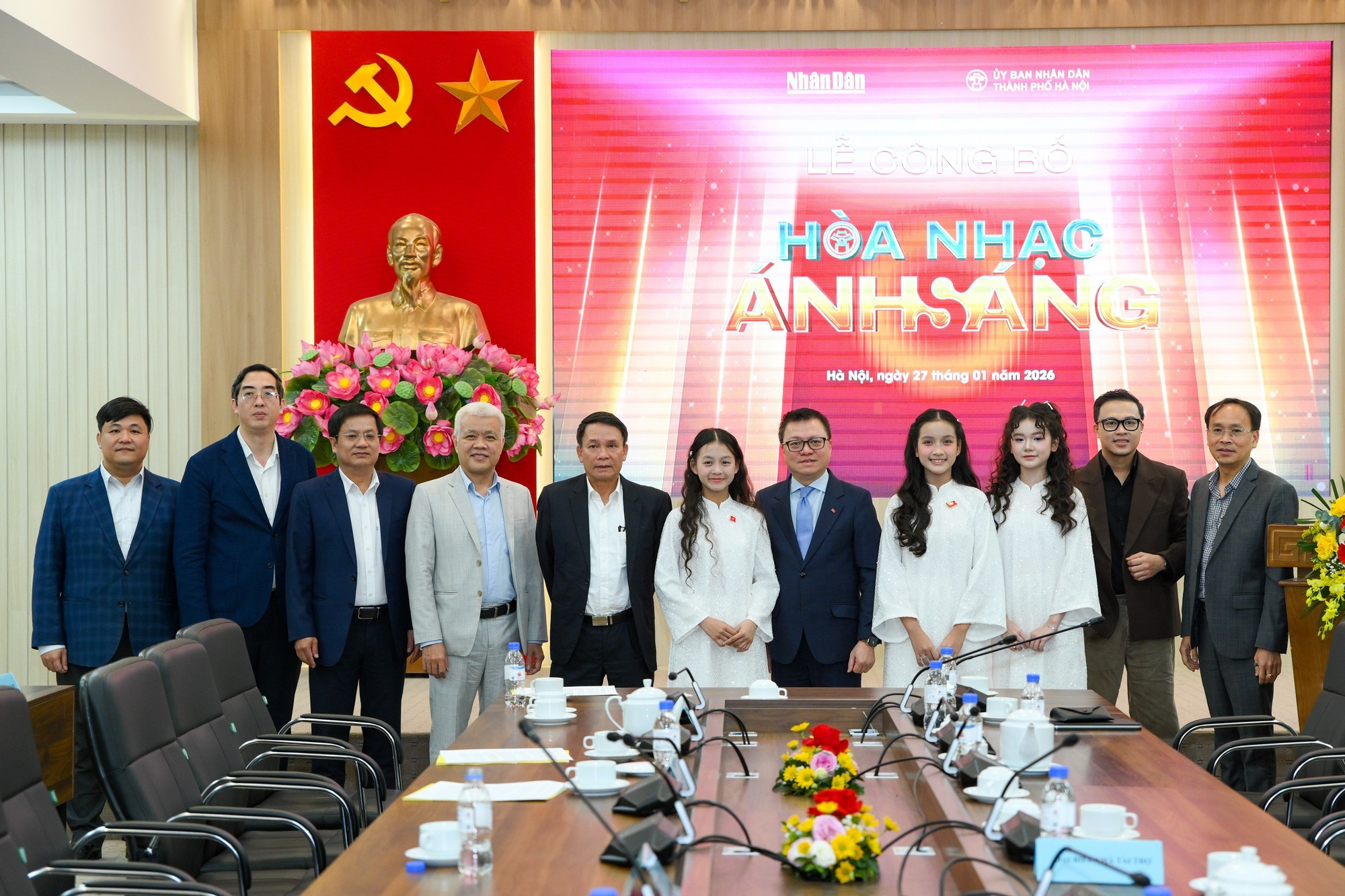 各位代表在公布仪式上合影。