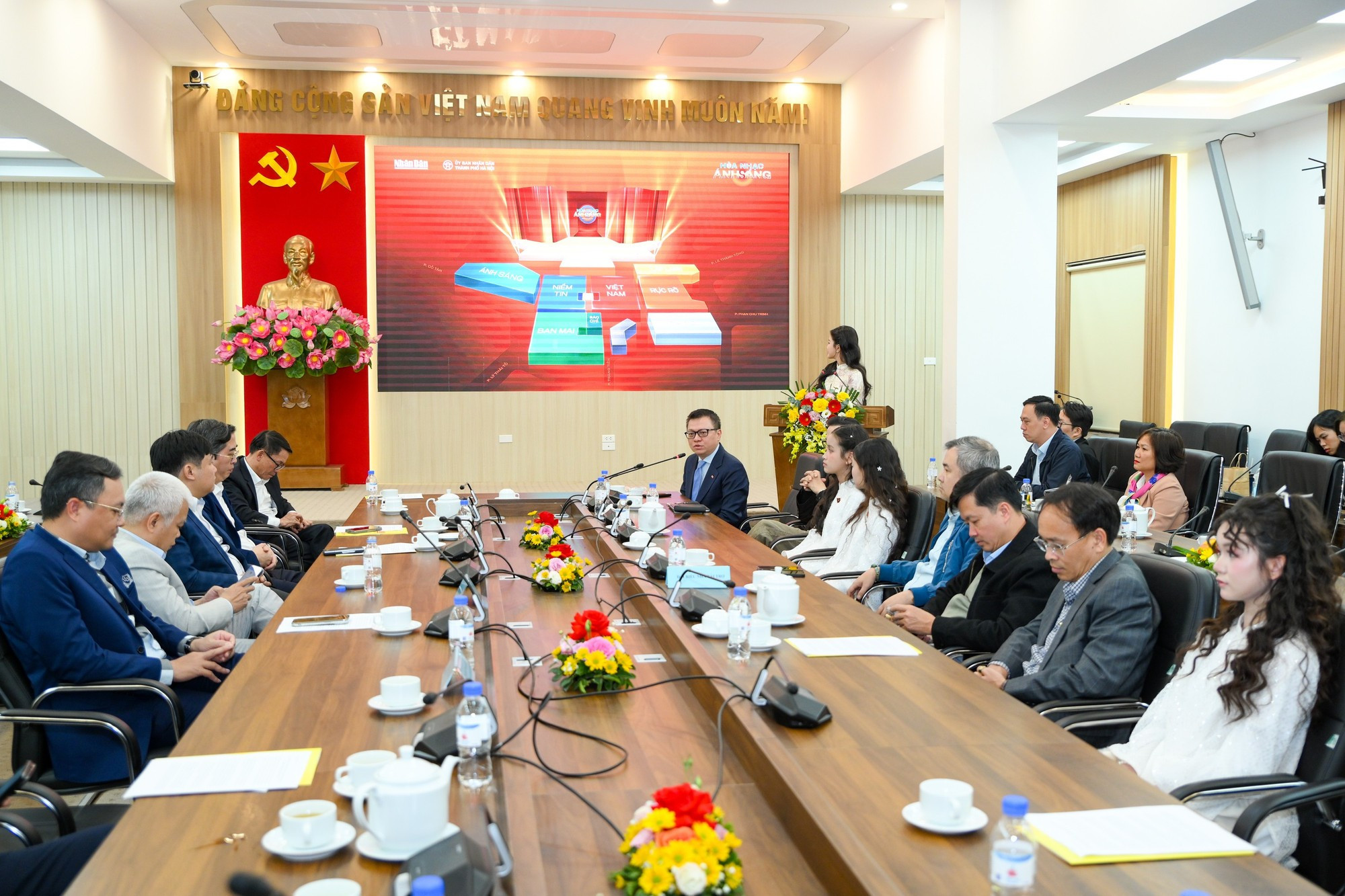 黎国明同志回答记者的提问。