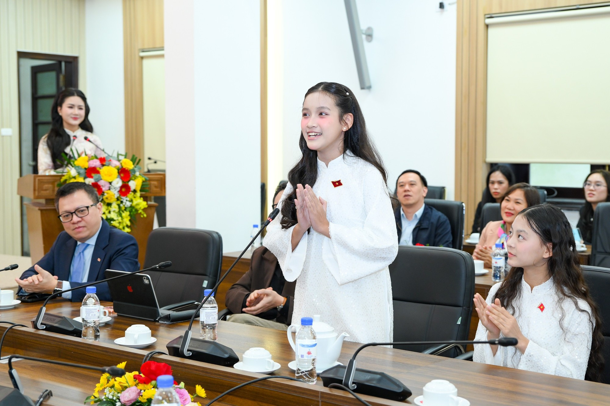 少儿歌手邓金天金在发布会上发言。