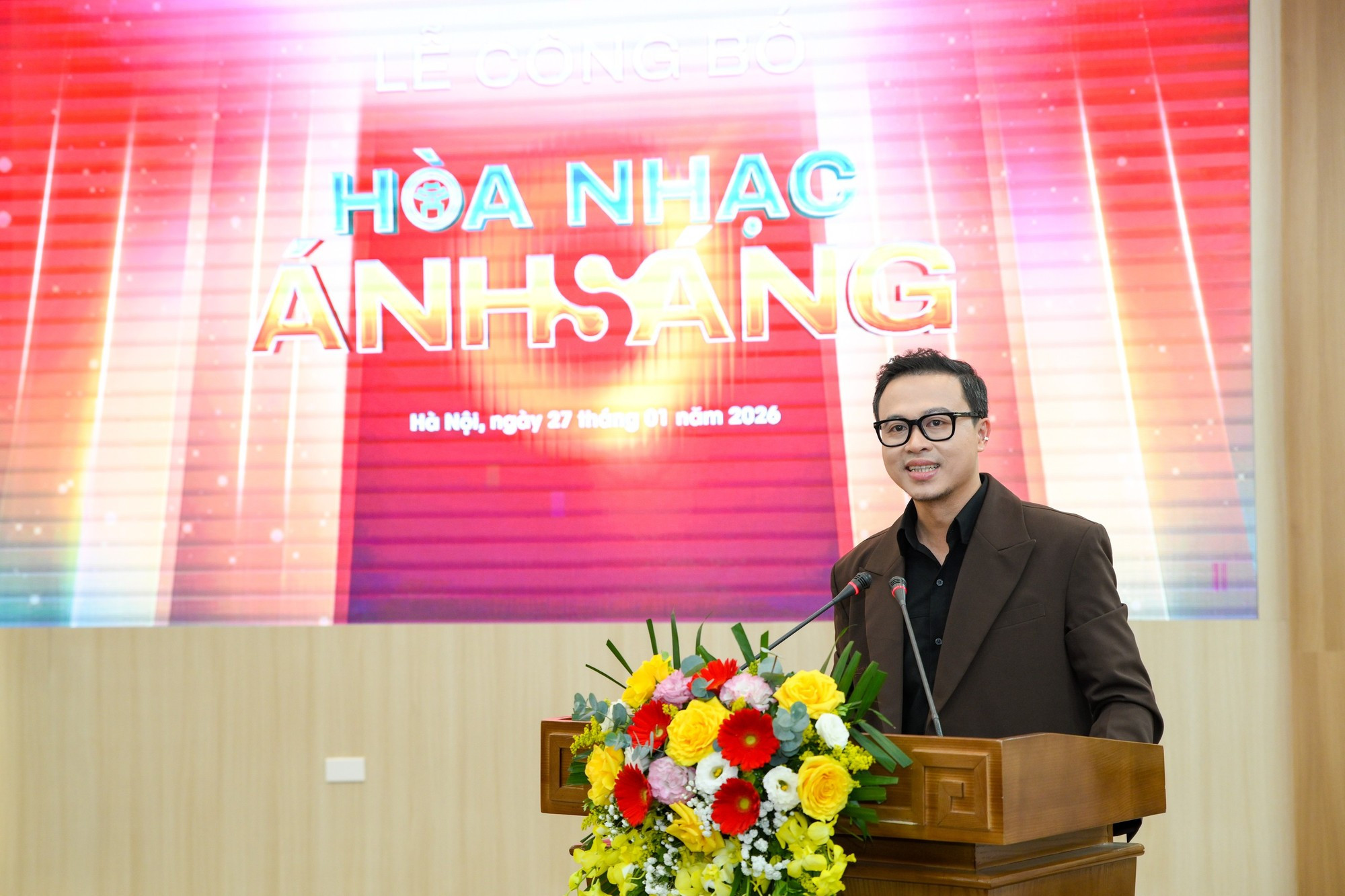 艺术顾问邓黎明智介绍了节目“光之音乐会——喜迎2026年新年”的亮点。