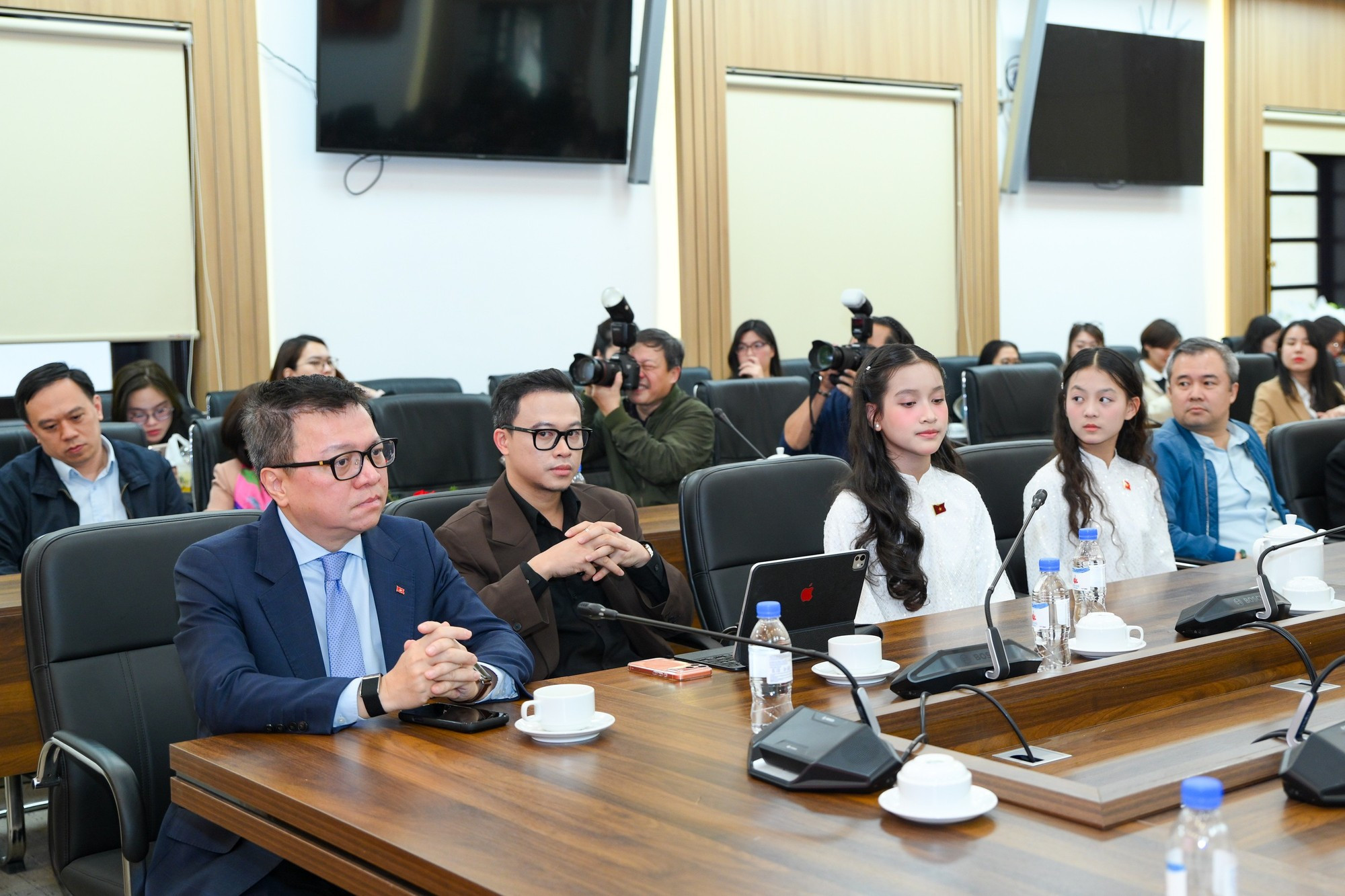 《人民报》社代表以及各位代表出席发布会。