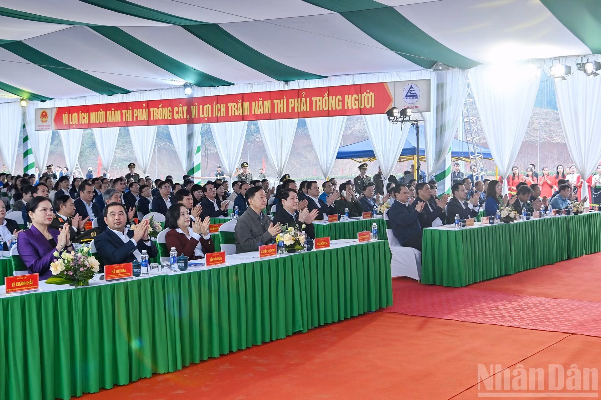 梁强主席和党、国家领导代表出席仪式。