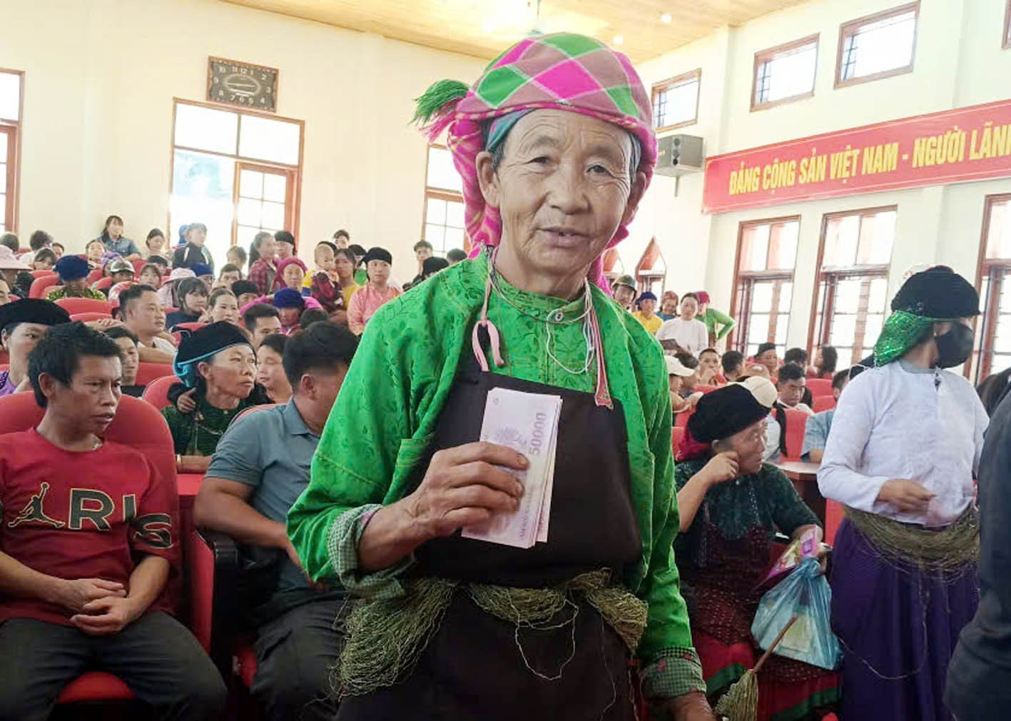 龙鼓乡人民开心收到礼物。