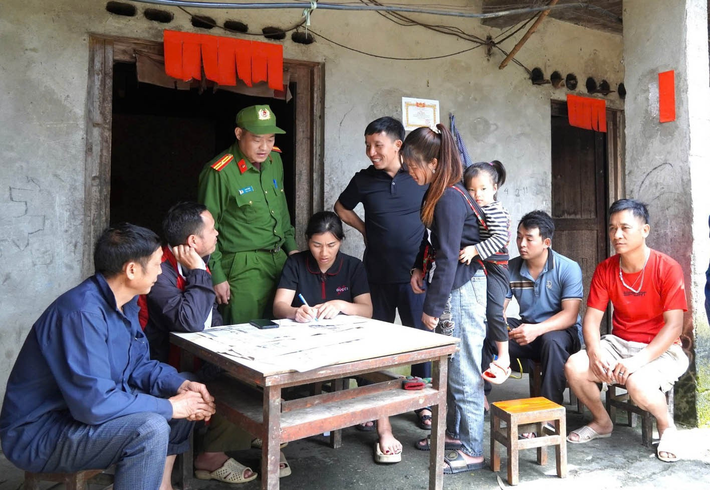 山伟乡人口超过1.9万，其中81%为赫蒙族。该地区交通不便，生活条件极其艰苦。因此，当地政府成立了工作组，前往村里为每户居民发放慰问品。