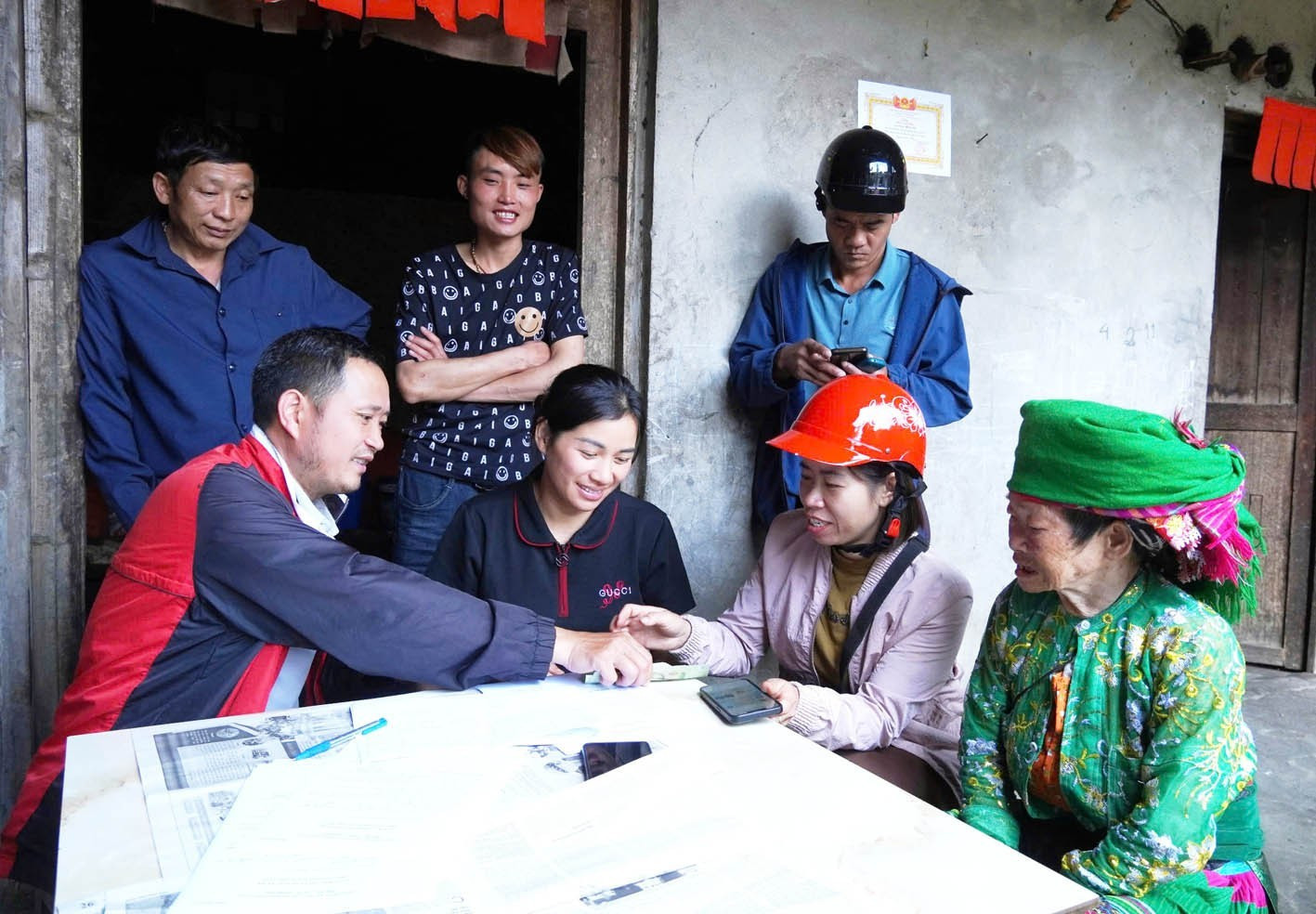 截至9月2日傍晚，宣光省龙鼓乡、山伟乡及边境乡份已基本完成向人民赠送独立日礼物的工作。