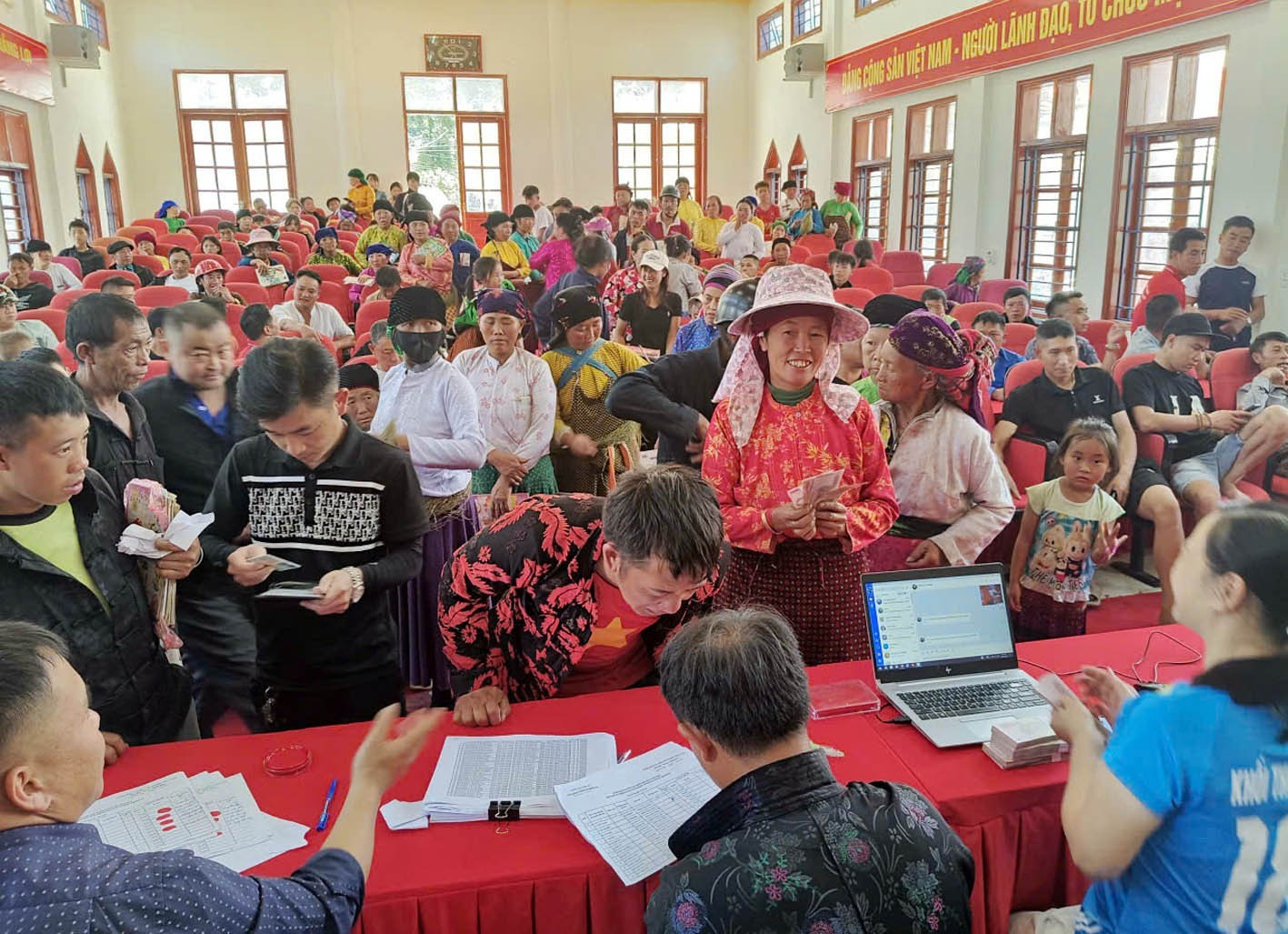 9月1日至2日上午，龙鼓乡政府组织向群众发放独立日礼物，37个村2000多户15000余名群众收到了礼物。