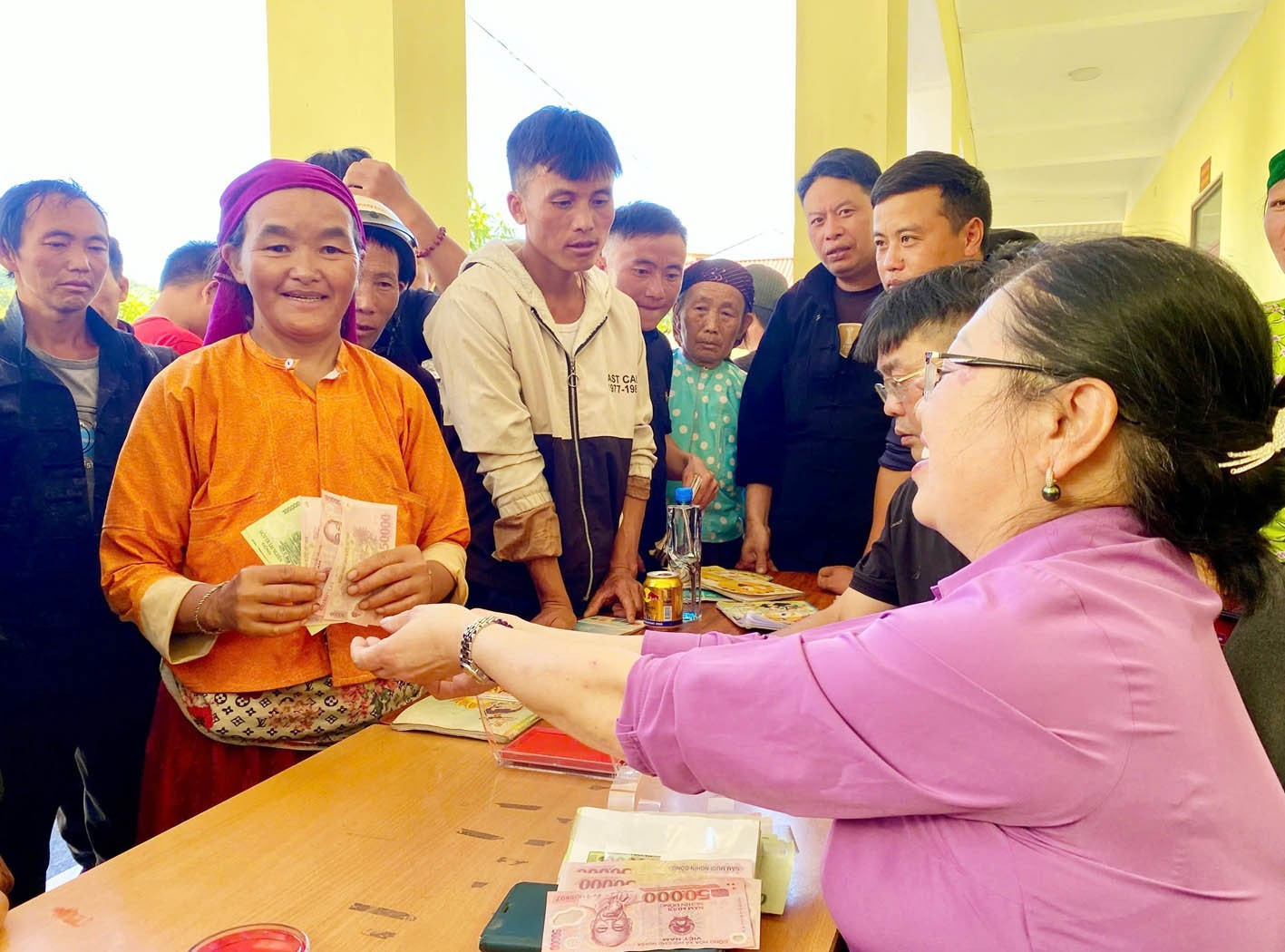 龙鼓乡人民委员会副主席江米木表示，为了落实独立日送礼计划，该乡已经列出了入户名单，并成立了工作组，直接下村送礼。这样，人们，尤其是老人和孩子，就不用走很远了。