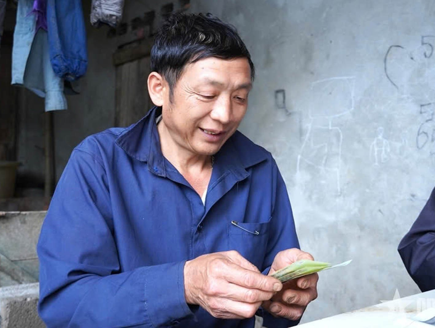 龙文寨村村民赵进仙先生说：“大家把独立日当成一年中最重要的节日。今年的独立日更加喜庆，因为大家都收到了党和国家的礼物。”