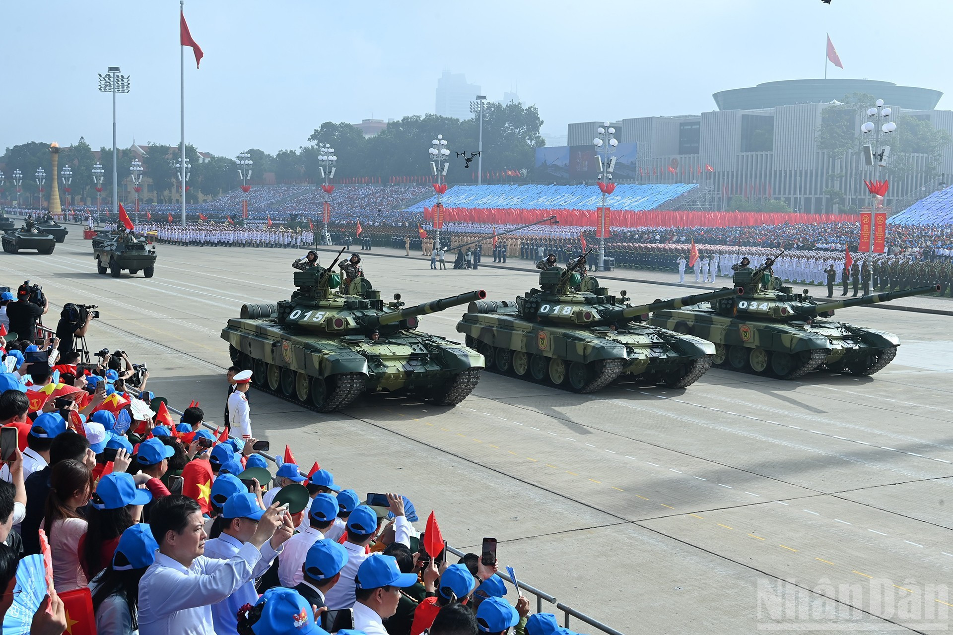 T-54B和T-55坦克方队——这些“钢铁堡垒”配备100毫米火炮及机枪系统，火力强大，机动性高。