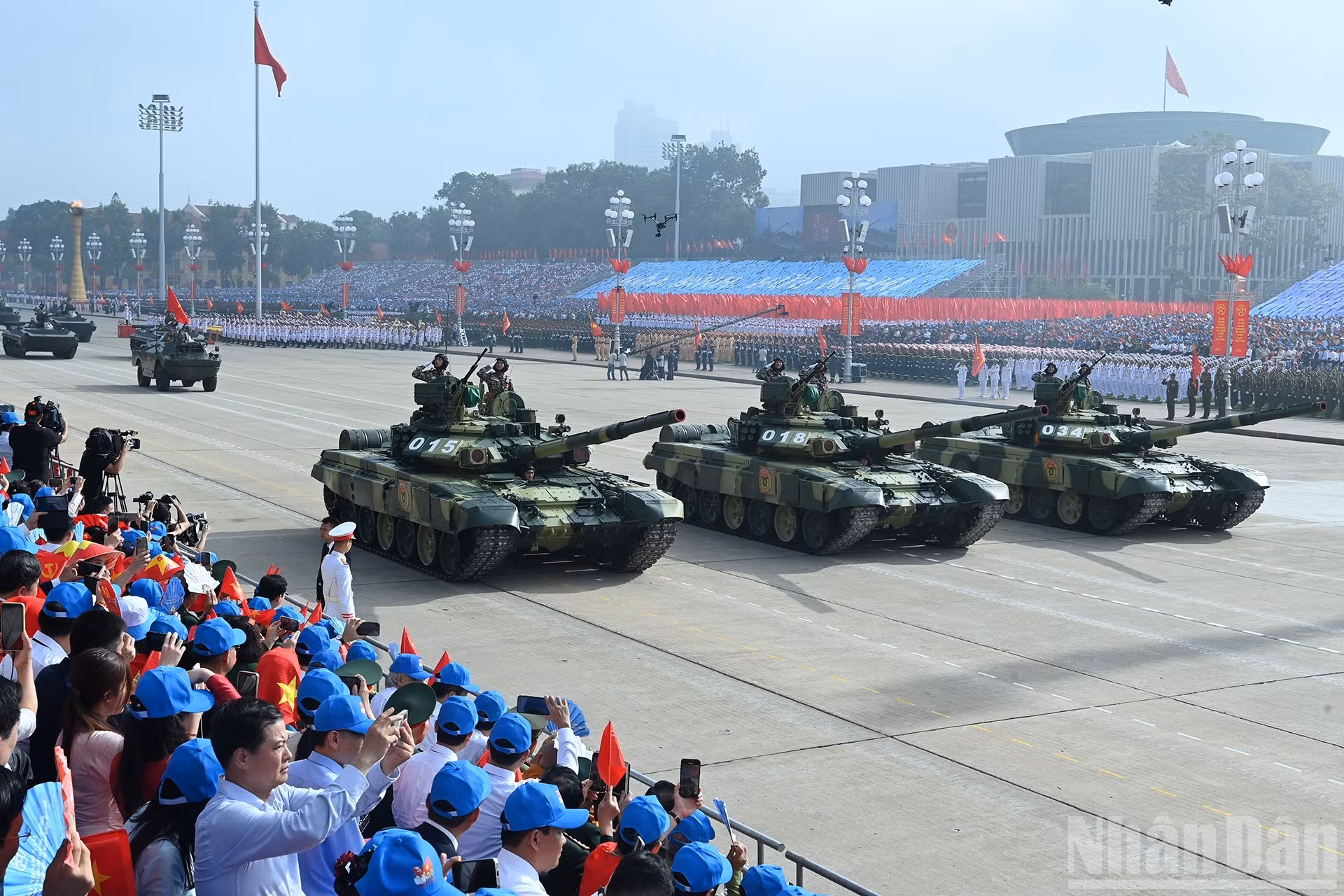 T-54B和T-55坦克方队——这些“钢铁堡垒”配备100毫米火炮及机枪系统，火力强大，机动性高。