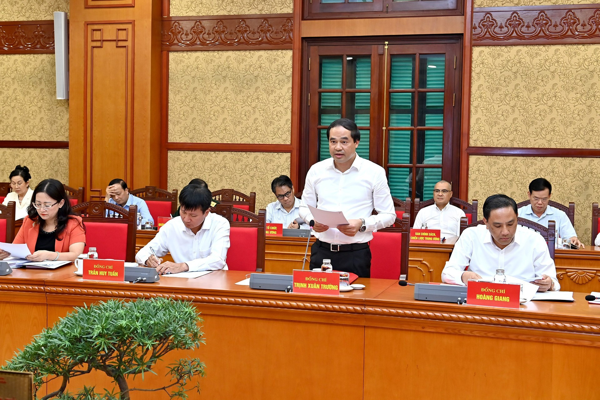 老街省省委书记郑春长在会上作报告。 老街省省委书记郑春长在会上作报告。