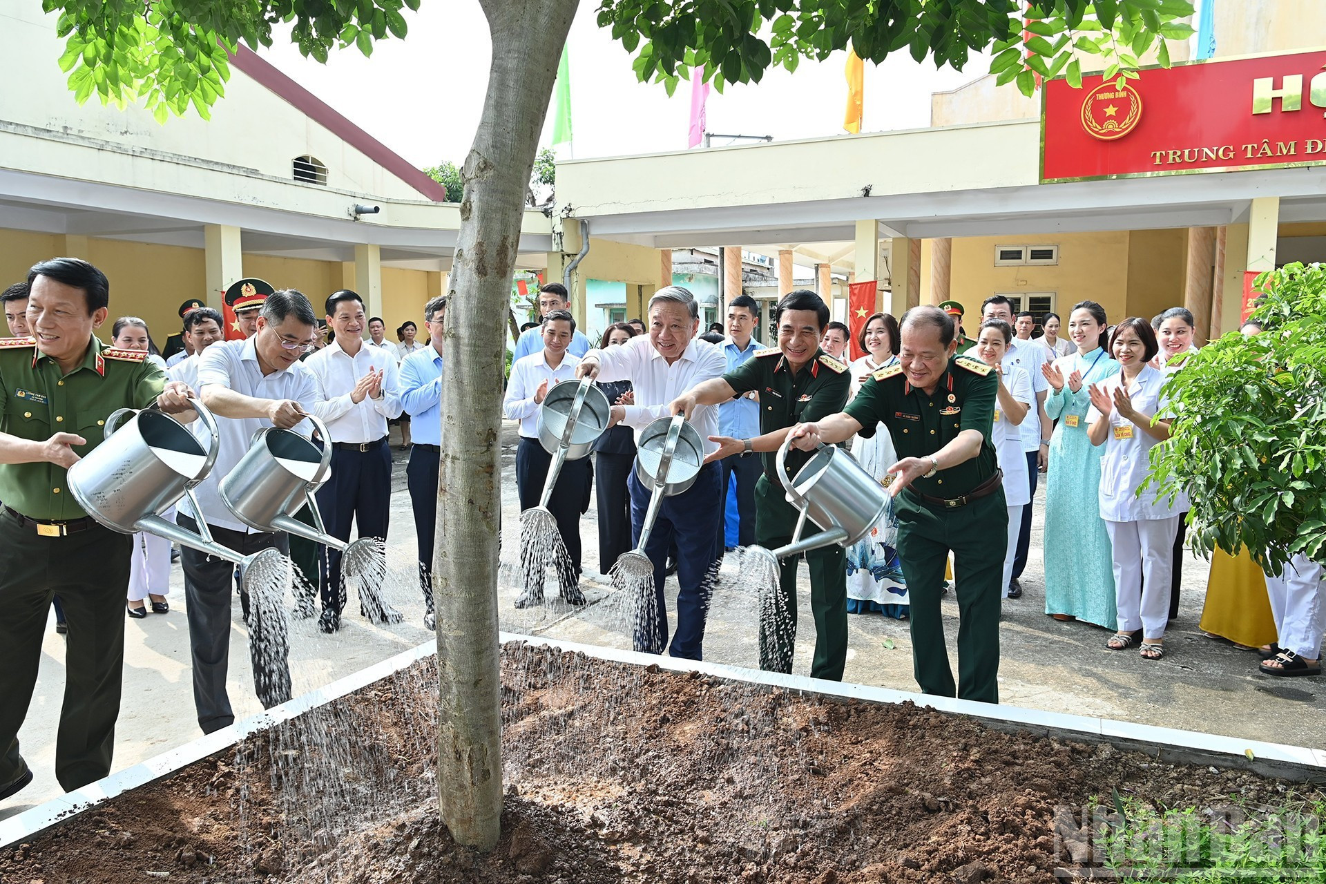 苏林总书记以及各位代表在顺成荣军治疗中心种植纪念树。 苏林总书记以及各位代表在顺成荣军治疗中心种植纪念树。