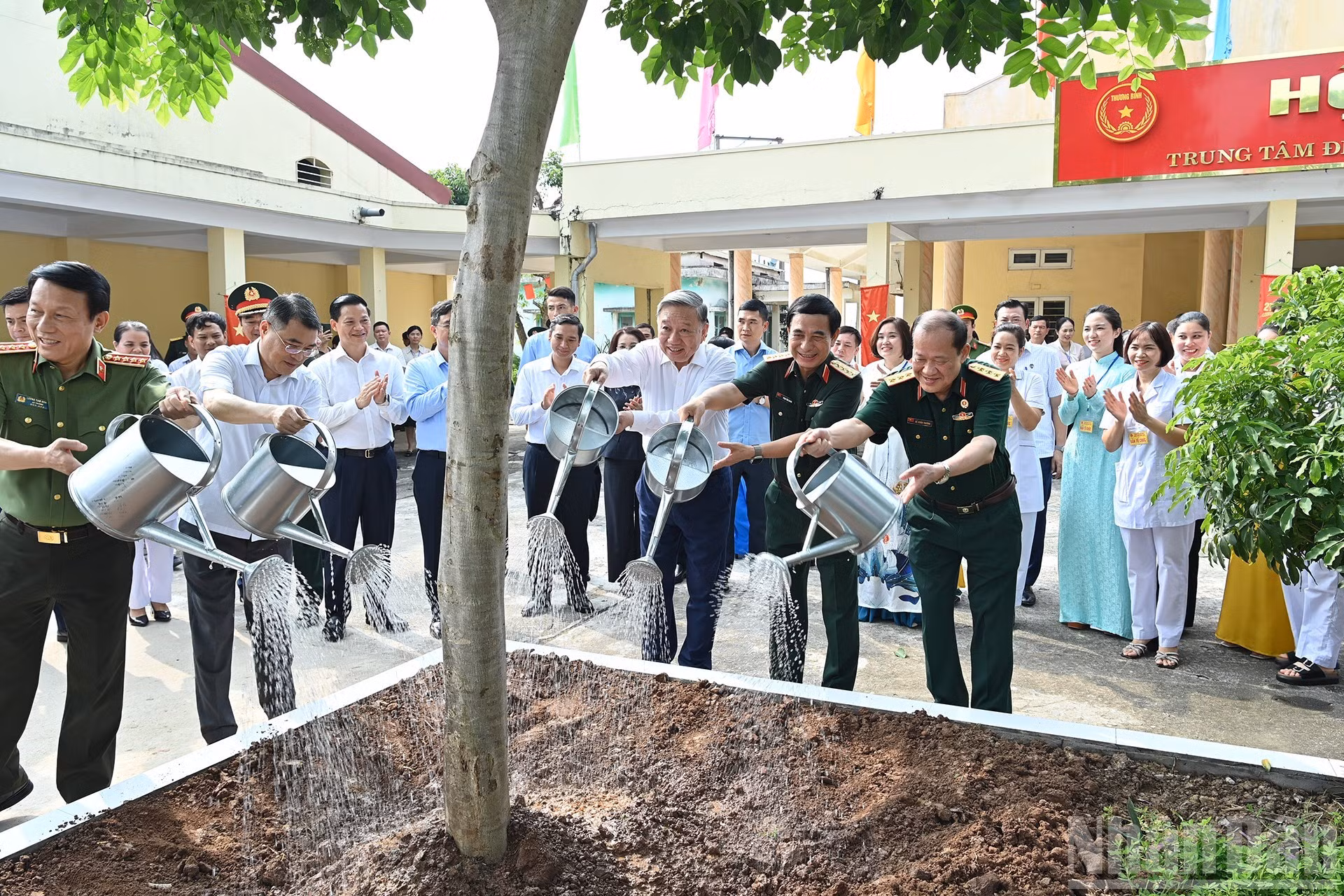 苏林总书记以及各位代表在顺成荣军治疗中心种植纪念树。