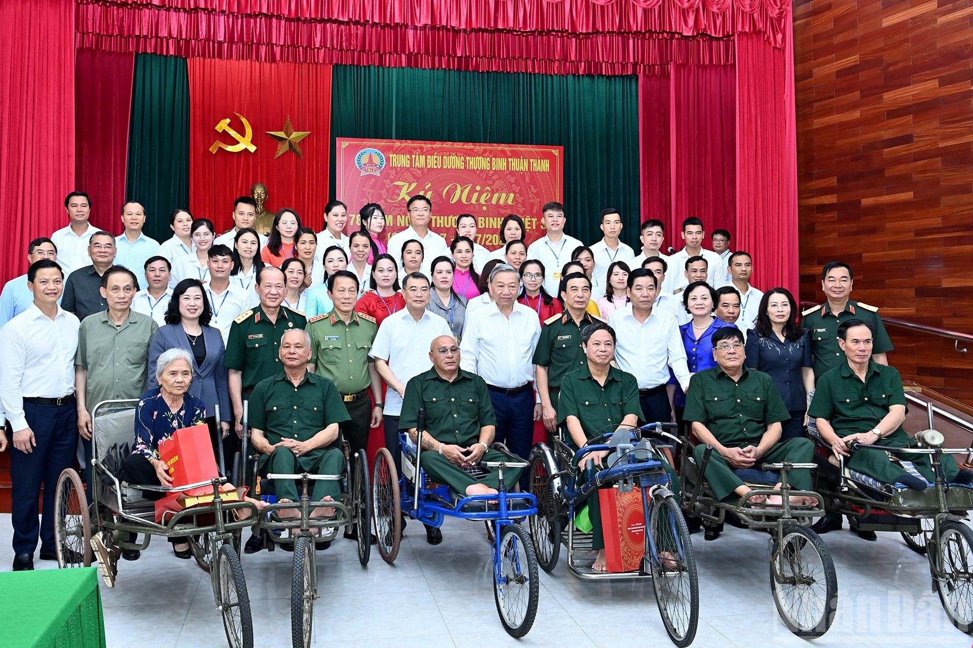 苏林总书记和和各位代表以及荣军代表合影留念。 苏林总书记和和各位代表以及荣军代表合影留念。
