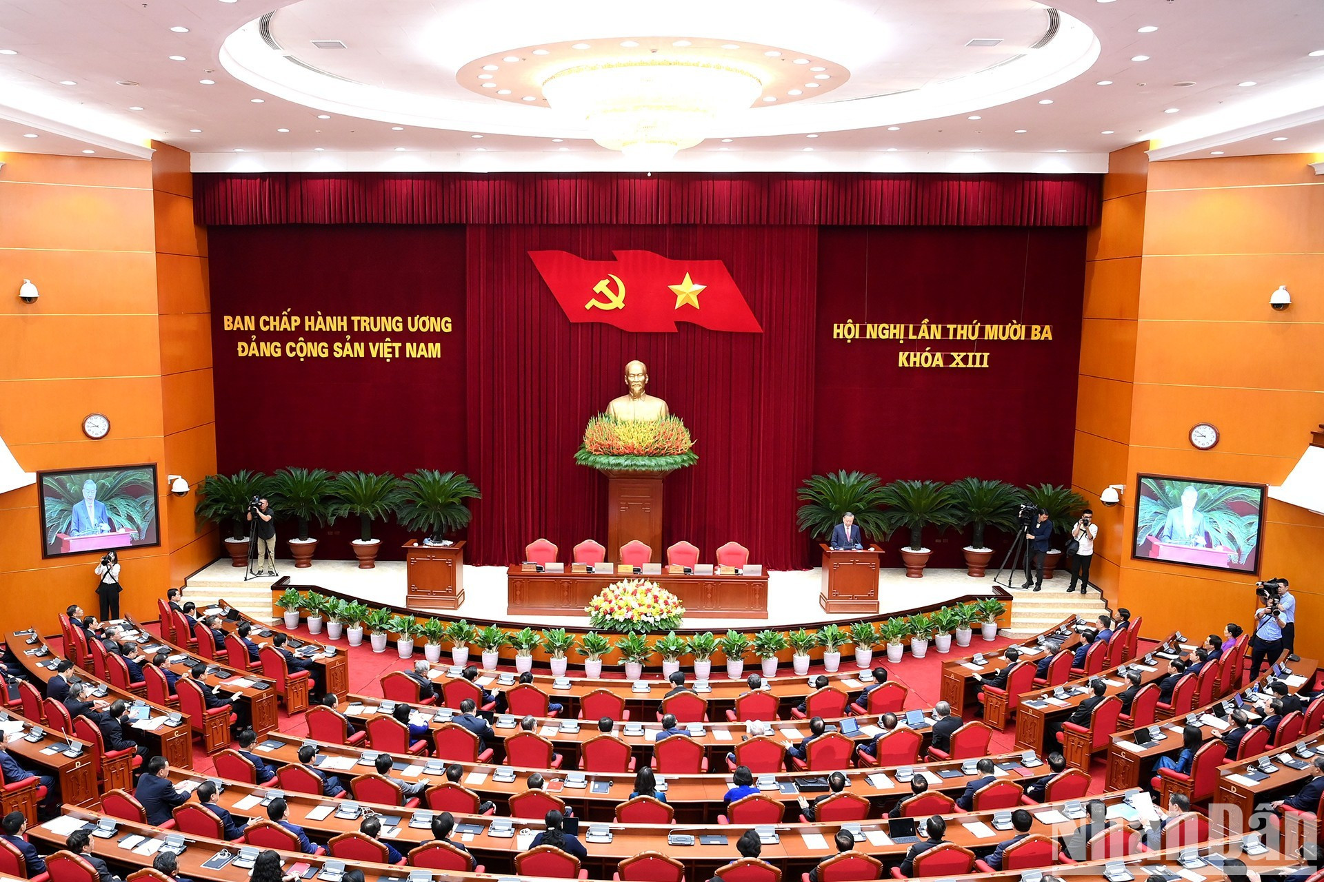 苏林总书记在会上致闭幕词。