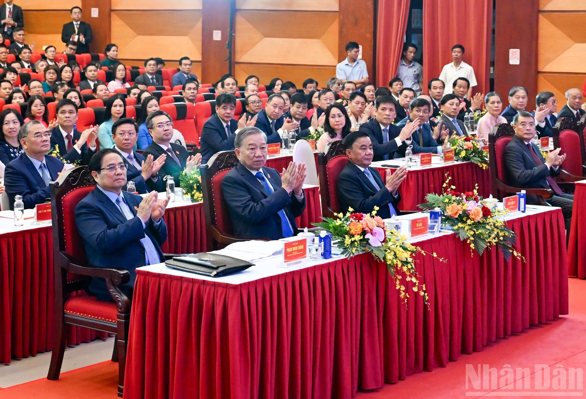 苏林总书记以及党和国家领导人出席大会。 苏林总书记以及党和国家领导人出席大会。