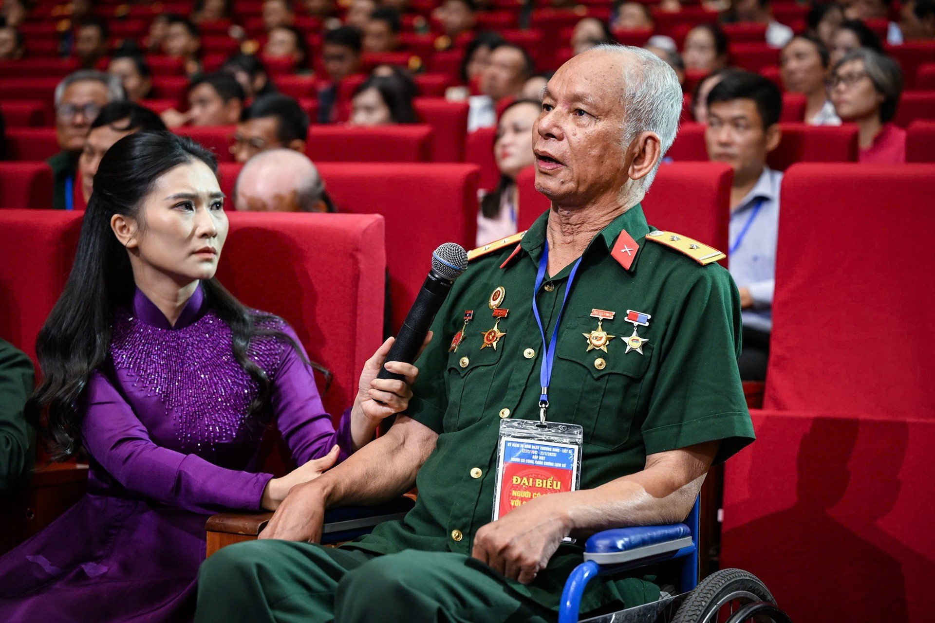 荣军代表在见面会上进行交流。