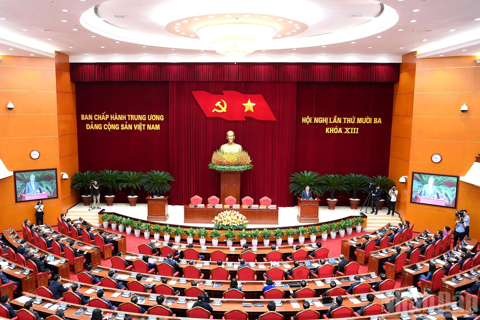 苏林总书记在会上致闭幕词。 苏林总书记在会上致闭幕词。