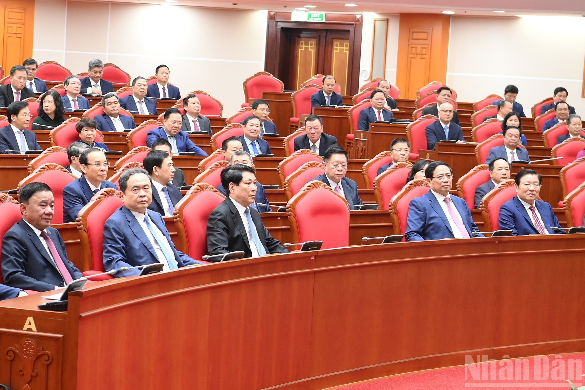 党、国家领导和各位代表出席会议。 党、国家领导和各位代表出席会议。
