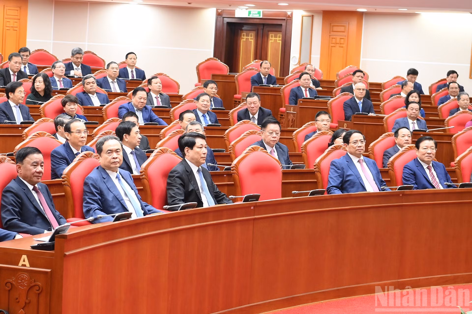 党、国家领导和各位代表出席会议。