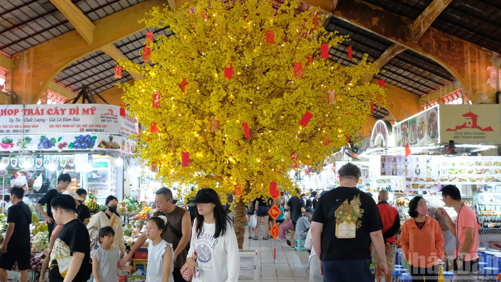 滨城市场前广场的图案涂绘仅为临时性质，位于交通环岛范围内，正等待集景观、交通与地下工程于一体的广场总体建设方案，并可根据不同阶段灵活调整。