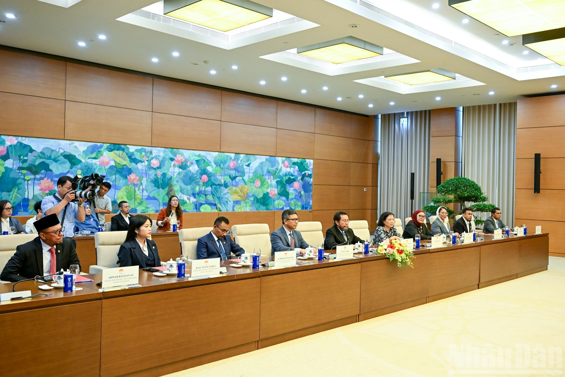 印尼地方代表理事会副主席尤利斯·拉韦艾以及印尼代表出席会见。 印尼地方代表理事会副主席尤利斯·拉韦艾以及印尼代表出席会见。
