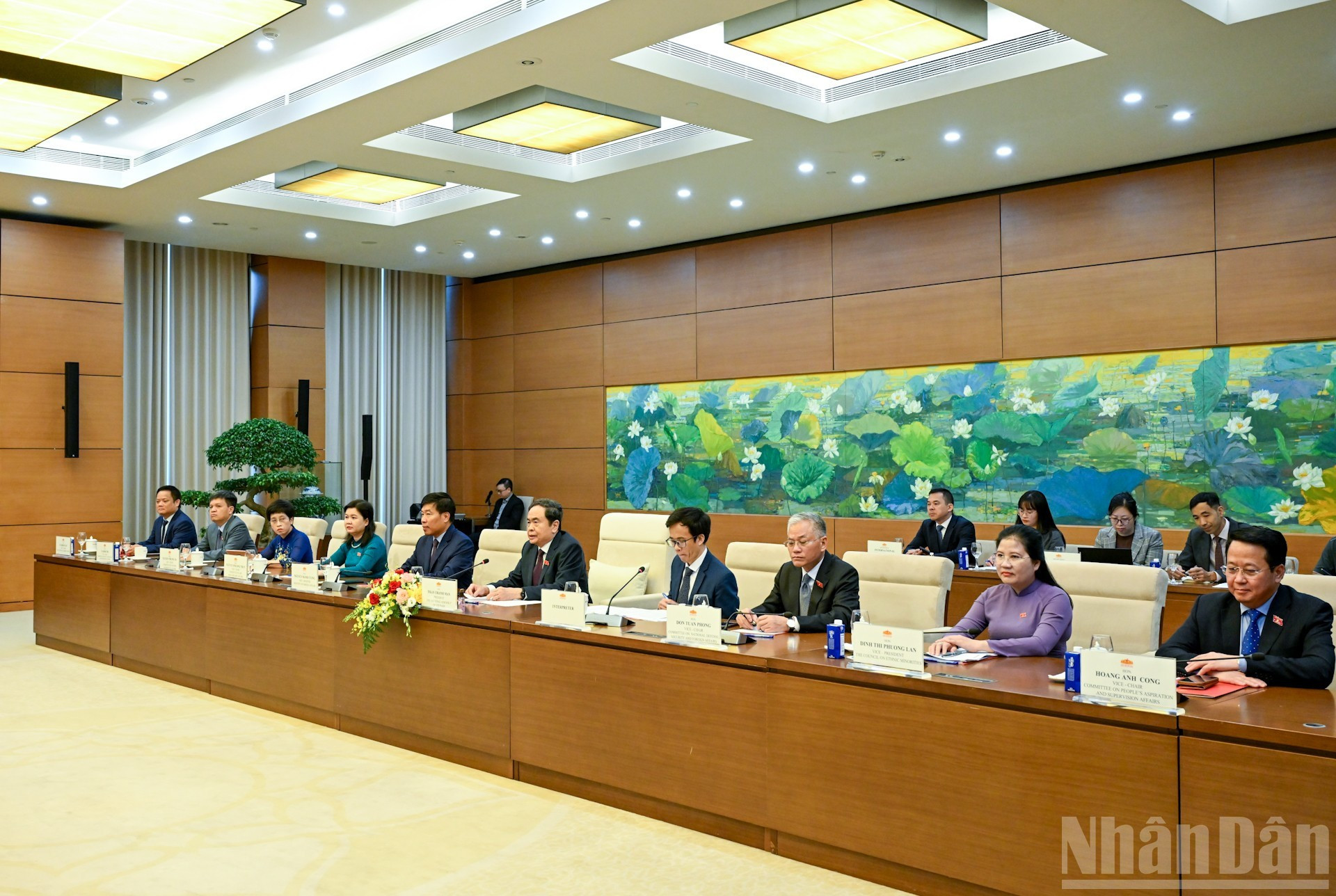 越南国会主席陈青敏以及越南国会代表出席会见。 越南国会主席陈青敏以及越南国会代表出席会见。