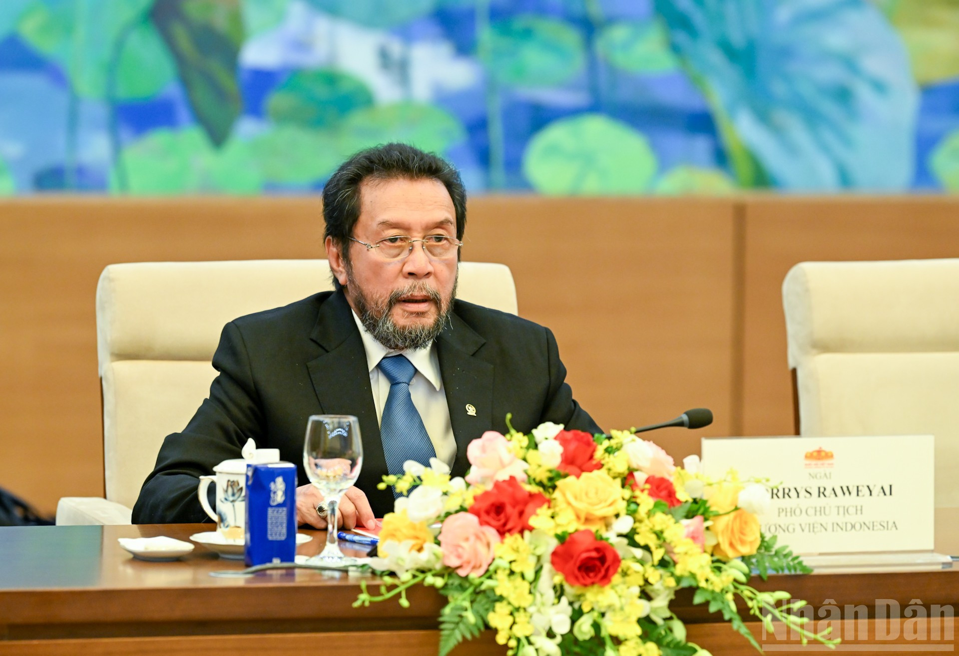 印尼地方代表理事会副主席尤利斯·拉韦艾在会见时发表讲话。 印尼地方代表理事会副主席尤利斯·拉韦艾在会见时发表讲话。