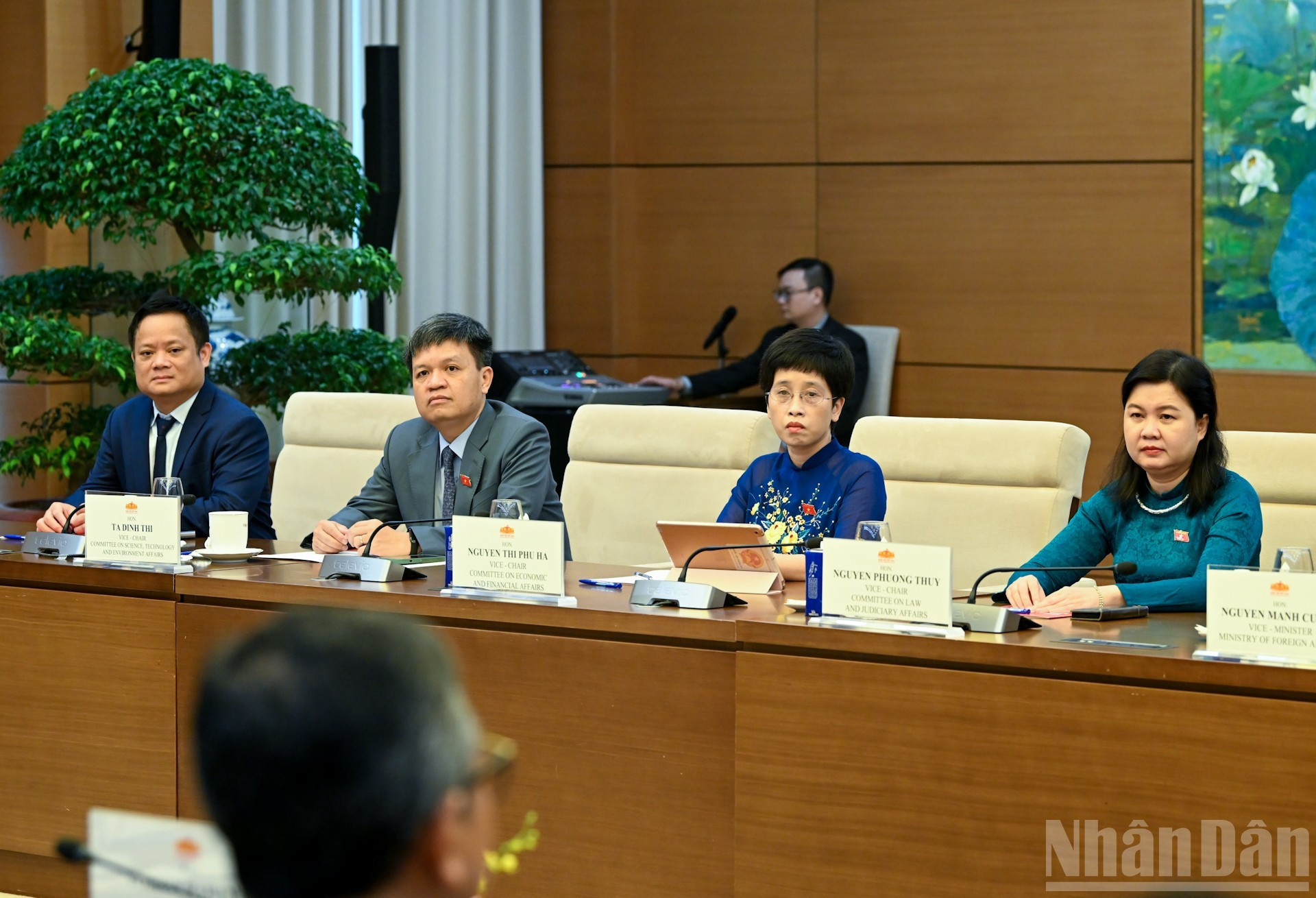 越南国会代表出席会见。 越南国会代表出席会见。