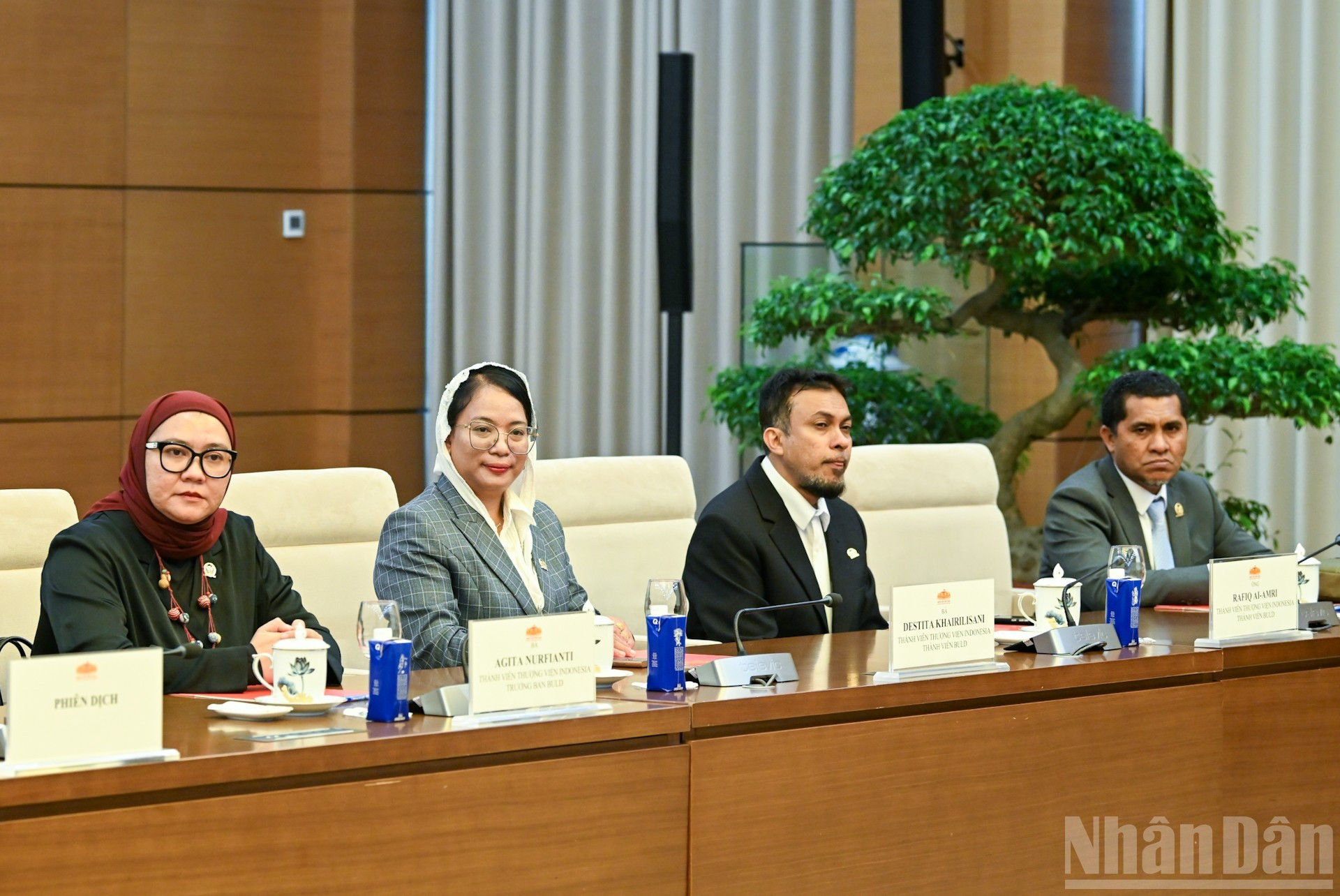 印尼代表出席会见。 印尼代表出席会见。