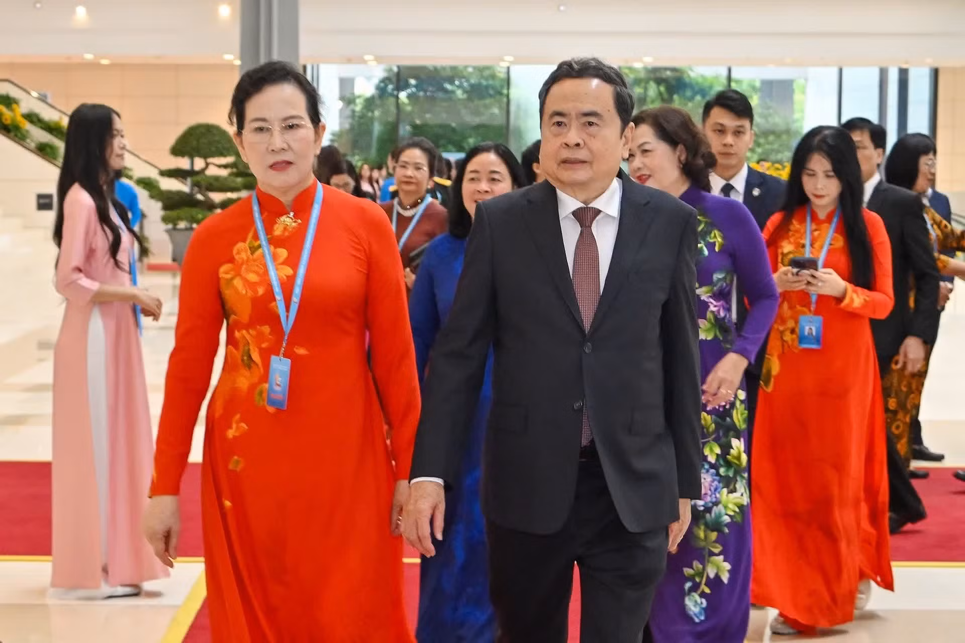 越南国会主席陈青敏出席大会。