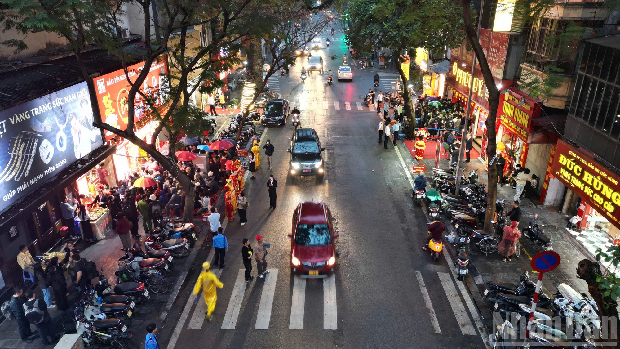 尽管天降细雨，陈仁宗街上各家金店门前已挤满了排队等候的民众，大家在“财神日”这天有序排队，等待进场购买黄金。