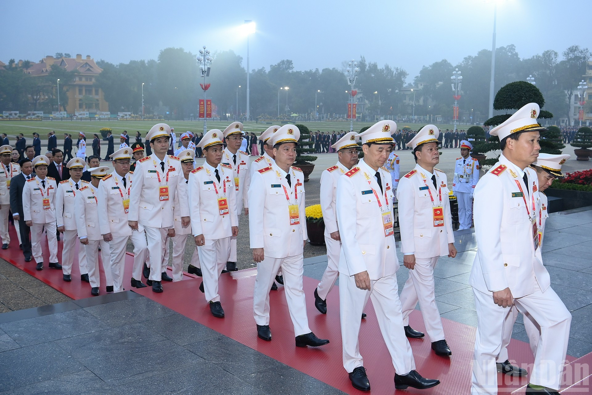 越南公安代表团入陵瞻仰胡志明主席遗容。